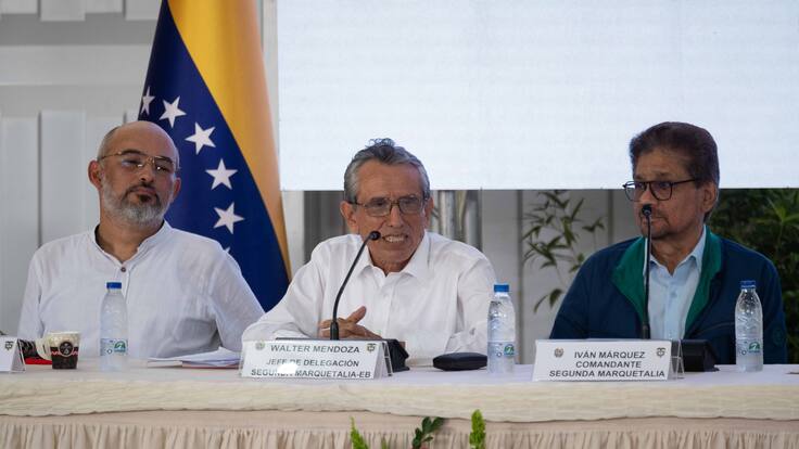 AME6233. CARACAS (VENEZUELA), 24/06/2024.- El jefe de delegación Segunda Marquetalia, Walter Mendoza (c), habla junto al comandante de la Segunda Marquetalia, Iván Márquez (d), en la instalación del primer ciclo de negociaciones con el Gobierno de Colombia este lunes, en Caracas (Venezuela). Las delegaciones del Gobierno de Colombia y la Segunda Marquetalia -disidencia de las FARC integrada por exguerrilleros que abandonaron el acuerdo de paz de 2016- instalaron &quot;formalmente&quot; este lunes la mesa de diálogo de paz del primer ciclo de negociaciones, que se prevé dure cinco días, en los que se abordará el desescalamiento del conflicto y las condiciones para la convivencia pacífica, entre otros asuntos. EFE/ Ronald Peña R.