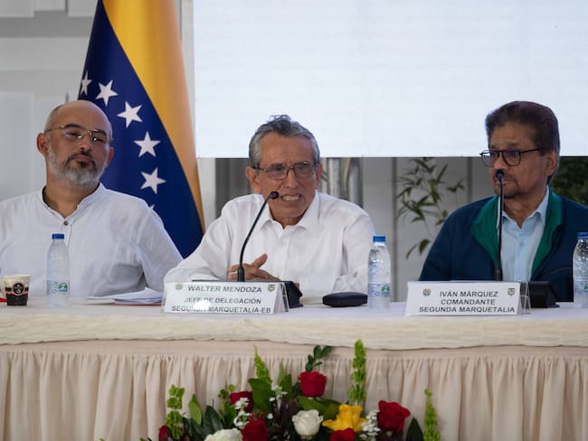 El jefe de delegación Segunda Marquetalia, Walter Mendoza (c), habla junto al comandante de la Segunda Marquetalia, Iván Márquez. Foto: EFE/ Ronald Peña R.