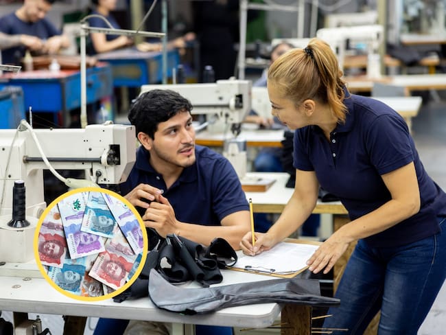 Trabajadores en una fábrica de ropa y calzado. En el círculo, dinero colombiano (GettyImages)