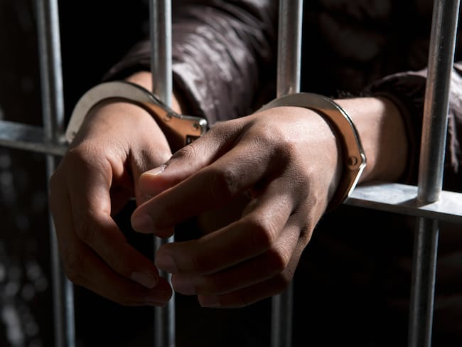 Imagen de referencia de persona con esposas en una celda. Foto: Getty Images