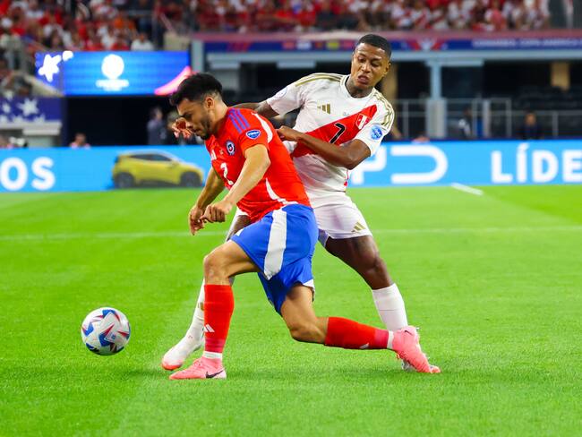 Arlington (United States), 22/06/2024.- Chile defender Gabriel Suazo (L) and Peru forward Andy Polo (R) in action during the CONMEBOL Copa America 2024 group A match between Peru and Chile, in Arlington, Texas, USA, 21 June 2024. EFE/EPA/KEVIN JAIRAJ
