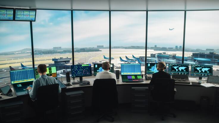 Equipo de controladores de tráfico aéreo trabajando en una torre de un aeropuerto / Foto: GettyImages