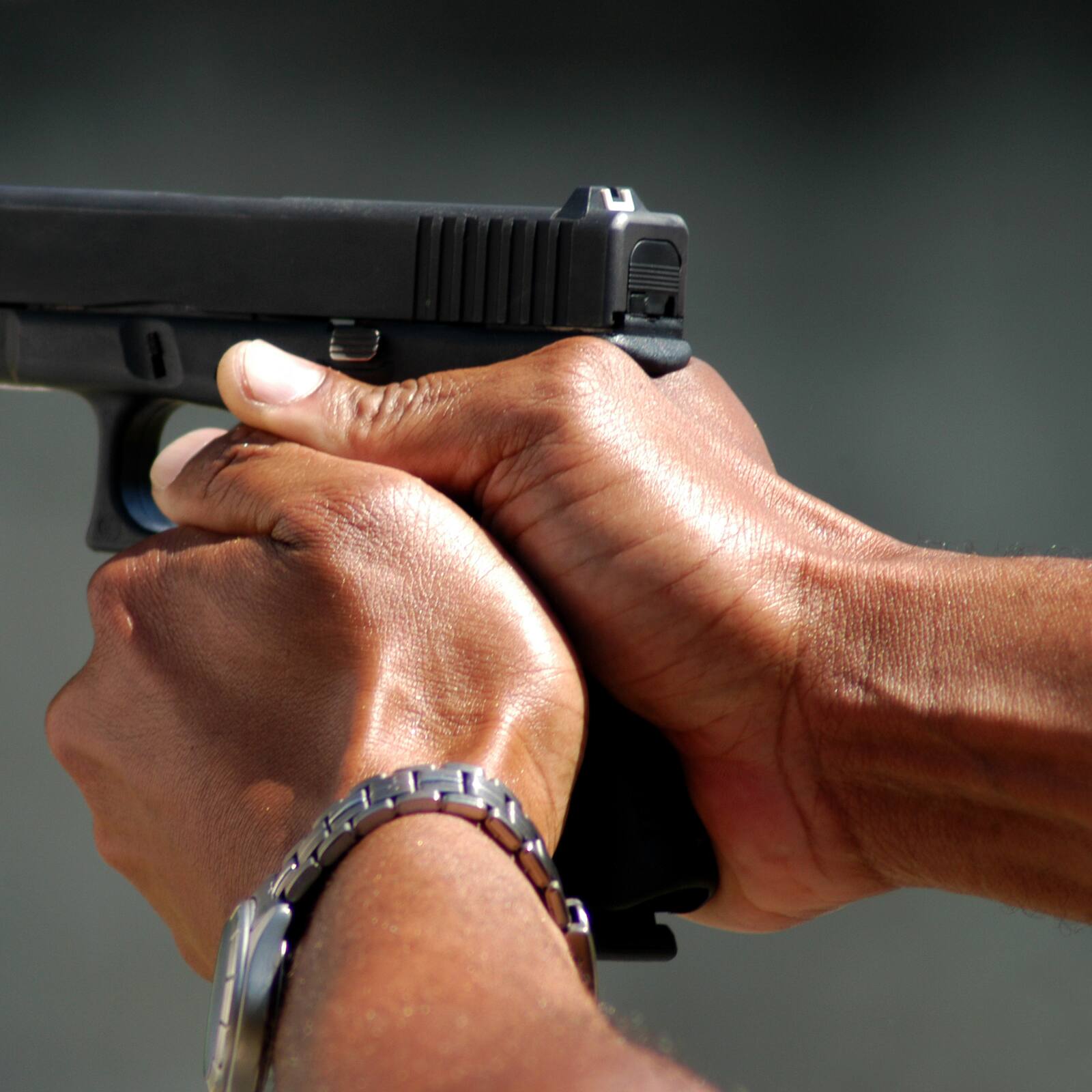 Inmigración basura: Detienen a Colombiano vendiendo arma de fogueo  modificada para balas 9mm
