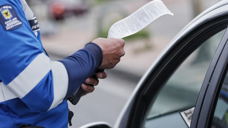 Imagen de referencia de un agente de tránsito imponiendo una multa / Foto: Colprensa