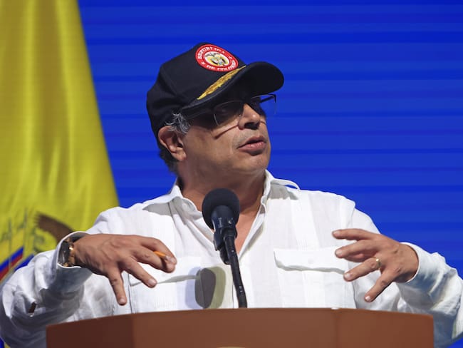 El presidente de Colombia Gustavo Petro participa en la clausura de la 58 asamblea anual de la Asociación Bancaria de Colombia (Asobancaria), este viernes en Cartagena (Colombia). Foto: EFE.