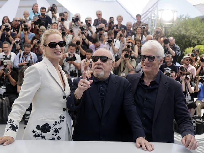 Cannes (France), 18/05/2024.- (L-R) Actor Uma Thurman, US director Paul Schrader, and actor Richard Gere attend the photocall for &#039;Oh, Canada&#039; during the 77th annual Cannes Film Festival, in Cannes, France, 18 May 2024. The movie is presented in competition of the festival which runs from 14 to 25 May 2024. (Cine, Francia) EFE/EPA/GUILLAUME HORCAJUELO