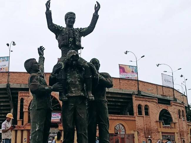 Yo no participé en el retiro de la estatua de César Rincón en Duitama: Gustavo Bolívar