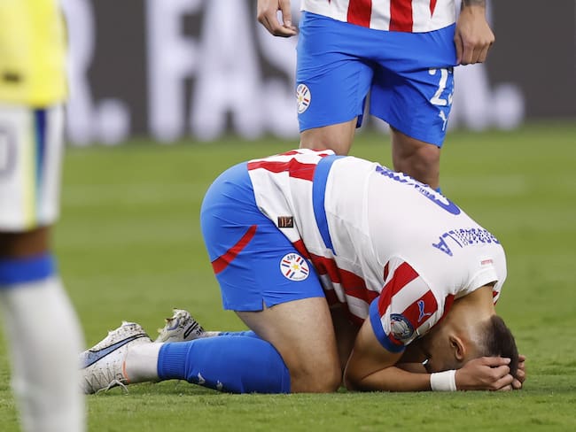 Las Vegas (United States), 29/06/2024.- Paraguay midfielder Damian Bobadilla reacts after missing a goal during the CONMEBOL Copa America 2024 group D soccer match between Paraguay and Brazil, in Las Vegas, Nevada, USA, 28 June 2024. (Brasil) EFE/EPA/CAROLINE BREHMAN
