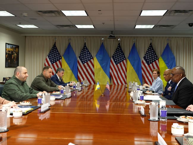 Reunión entre secretario de Defensa estadounidense, Lloyd Austin y su homólogo ucraniano, Rustem Umerov. Foto: Kevin Dietsch/Getty Images