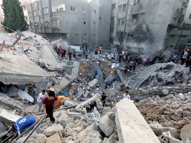 Caen bombas todo el tiempo, no tienen piedad: asistente de vuelo atrapada en Gaza