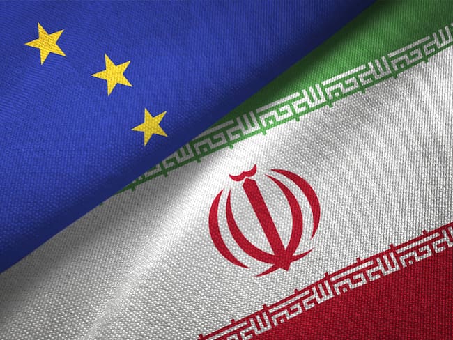 Banderas de la Unión Europea e Irán. Foto: Getty Images