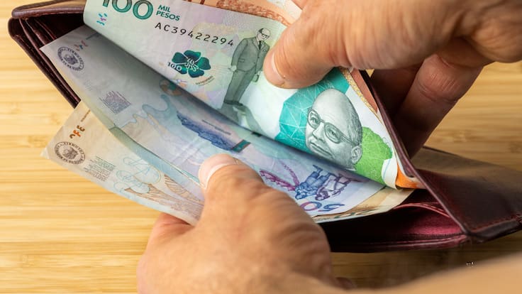Dinero colombiano dentro de una billetera (GettyImages)