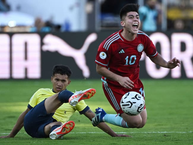 Ecuatoriano Patrik Mercado y colombiano Daniel Ruiz en el Preolímpico Sub-23. (Photo by FEDERICO PARRA/AFP via Getty Images)