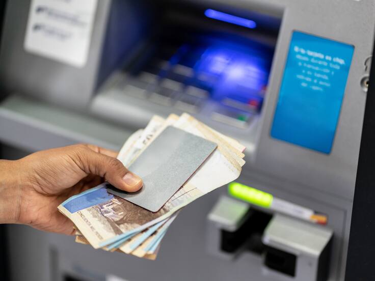 Qué sucede cuando los cajeros automáticos detectan billetes falsos