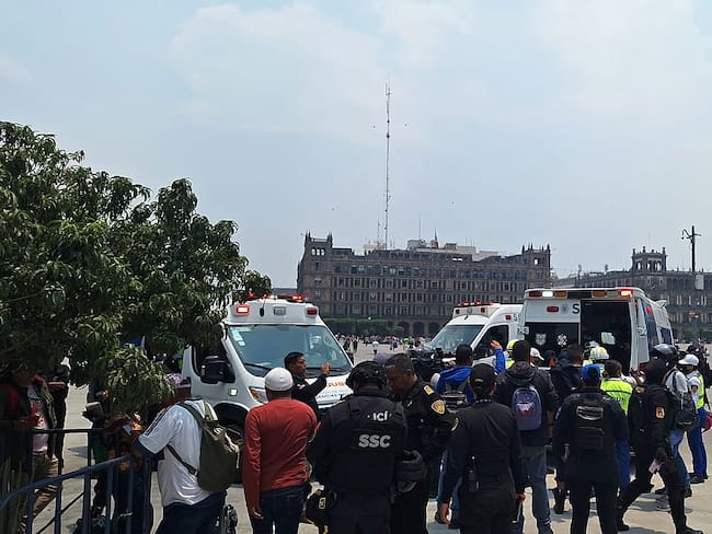Ataque por parte de estudiantes de Ayotzinapa contra el Palacio Nacional en Ciudad de México. Foto: EFE/ Madla Hartz