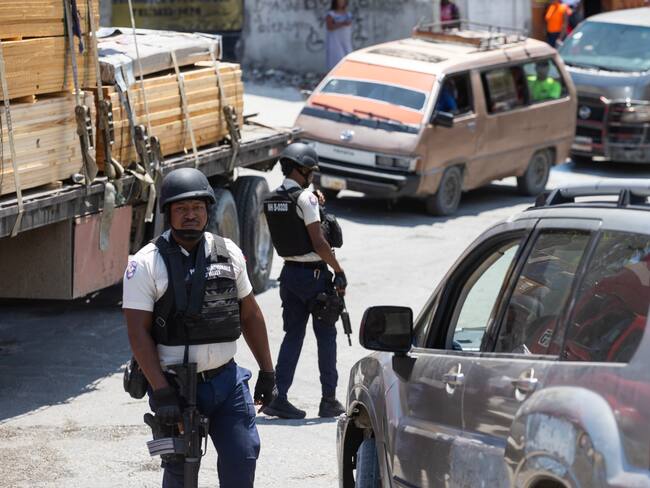 Policías en Puerto Príncipe, Haití. Foto: EFE/Orlando Barría