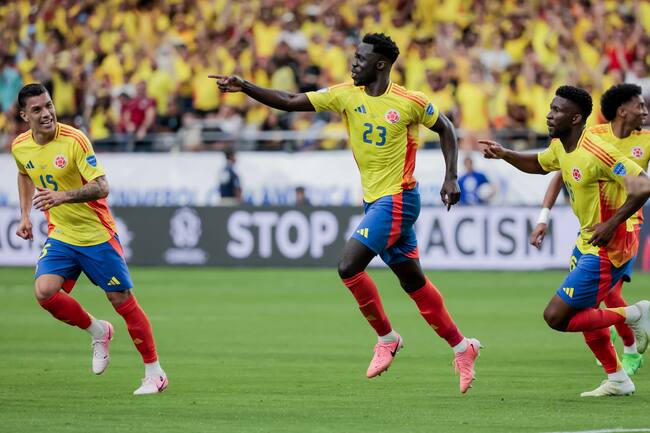 Glendale (United States), 28/06/2024.- Davinson Sanchez (C) of Colombia reacts after scoring the 2-0 goal against Costa Rica during the second half of the CONMEBOL Copa America 2024 group D soccer match between Colombia and Costa Rica, in Glendale, Arizona, USA, 28 June 2024. EFE/EPA/JOHN G. MABANGLO