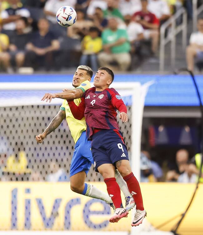 Inglewood (United States), 25/06/2024.- Brazil midfielder Bruno Guimaraes (L) and Costa Rica forward Manfred Ugalde (R) in action during the second half of the CONMEBOL Copa America 2024 group D soccer match between Brazil and Costa Rica, in Inglewood, California, USA, 24 June 2024. (Brasil) EFE/EPA/CAROLINE BREHMAN