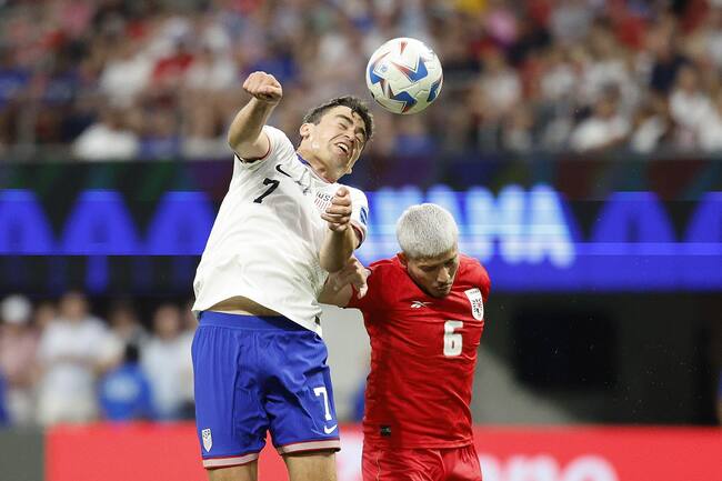 Atlanta (United States), 27/06/2024.- Giovanni Reyna of the United States (L) and Cristian Martinez of Panama (R) challenge for the ball during the first half of the CONMEBOL Copa America 2024 group C match between Panama and USA, in Atlanta, Georgia, USA, 27 June 2024. (Estados Unidos) EFE/EPA/ERIK S. LESSER