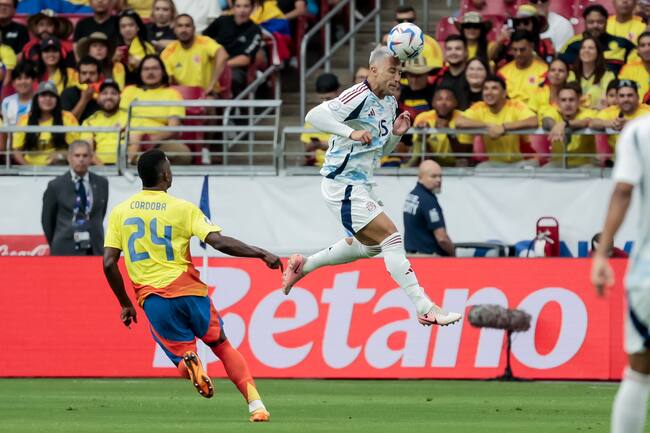 Glendale (United States), 28/06/2024.- Francisco Calvo (R) of Costa Rica in action against Jhon Cordoba (L) of Colombia during the first half of the CONMEBOL Copa America 2024 group D soccer match between Colombia and Costa Rica, in Glendale, Arizona, USA, 28 June 2024. EFE/EPA/JOHN G. MABANGLO
