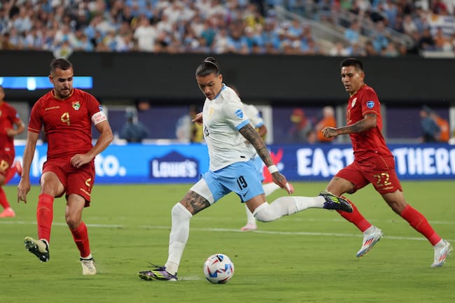 East Rutherford (United States), 28/06/2024.- Uruguay forward Darwin Nunez (C) shoots to score past Bolivia defender Luis Haquin (L) and midfielder Hector Cuellar during the first half of a CONMEBOL Copa America 2024 group C match between Uruguay and Bolivia, in East Rutherford, New Jersey, USA, 27 June 2024. EFE/EPA/JUSTIN LANE