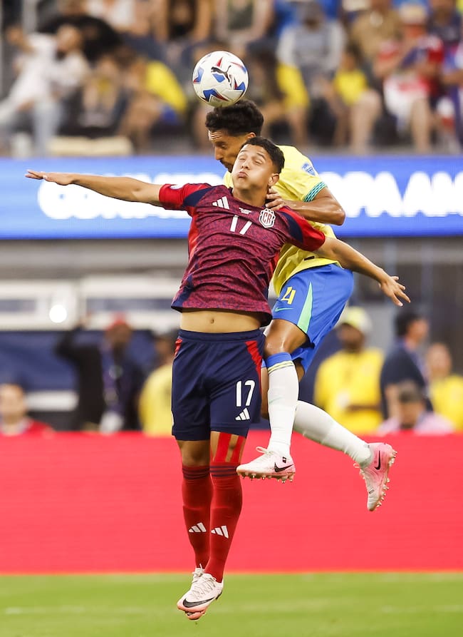 Inglewood (United States), 25/06/2024.- Costa Rica forward Warren Madrigal (L) and Brazil defender Marquinhos (R) in action during the second half of the CONMEBOL Copa America 2024 group D soccer match between Brazil and Costa Rica, in Inglewood, California, USA, 24 June 2024. (Brasil) EFE/EPA/CAROLINE BREHMAN