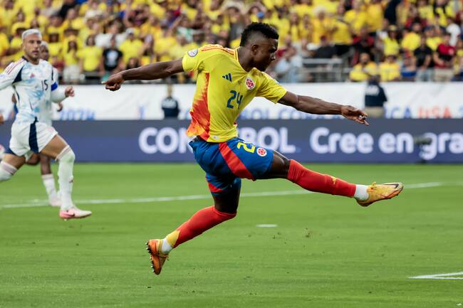 Glendale (United States), 28/06/2024.- Jhon Cordoba of Colombia scores the 3-0 goal against Costa Rica during the second half of the CONMEBOL Copa America 2024 group D soccer match between Colombia and Costa Rica, in Glendale, Arizona, USA, 28 June 2024. EFE/EPA/JOHN G. MABANGLO