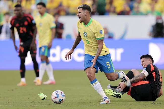Santa Clara (United States), 02/07/2024.- Brazil midfielder Bruno Guimaraes (L) dribbles past Colombia midfielder James Rodriguez (R) during the second half of the CONMEBOL Copa America 2024 group D soccer match between Brazil and Colombia, in Santa Clara, California, USA, 02 July 2024. (Brasil) EFE/EPA/JOHN G. MABANGLO