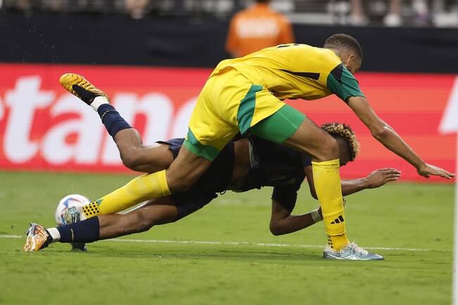 Paradise (United States), 26/06/2024.- Ecuador forward Kevin Rodriguez (L) and Jamaica defender Michael Hector (R) collides in the box during the second half of the CONMEBOL Copa America 2024 group B match between Ecuador and Jamaica, in Paradise, Nevada, USA, 26 June 2024. EFE/EPA/CAROLINE BREHMAN