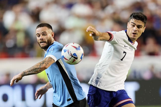 Kansas City (United States), 01/07/2024.- Uruguay&#039;s Nahitan Nandez (L) and Giovanni Reyna of the United States in action during a CONMEBOL Copa America group C soccer match in Kansas City, Missouri, USA, 01 July 2024. (Estados Unidos) EFE/EPA/WILLIAM PURNELL