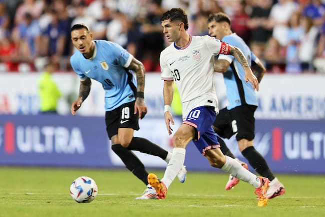Kansas City (United States), 01/07/2024.- Uruguay&#039;s Darwin Nunez (L) and Christian Pulisic of the United States in action during a CONMEBOL Copa America group C soccer match in Kansas City, Missouri, USA, 01 July 2024. (Estados Unidos) EFE/EPA/WILLIAM PURNELL