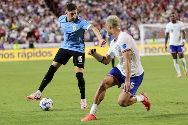 Kansas City (United States), 01/07/2024.- Uruguay&#039;s Federico Valverde (L) and Antonee Robinson of the United States in action during a CONMEBOL Copa America group C soccer match in Kansas City, Missouri, USA, 01 July 2024. (Estados Unidos) EFE/EPA/WILLIAM PURNELL