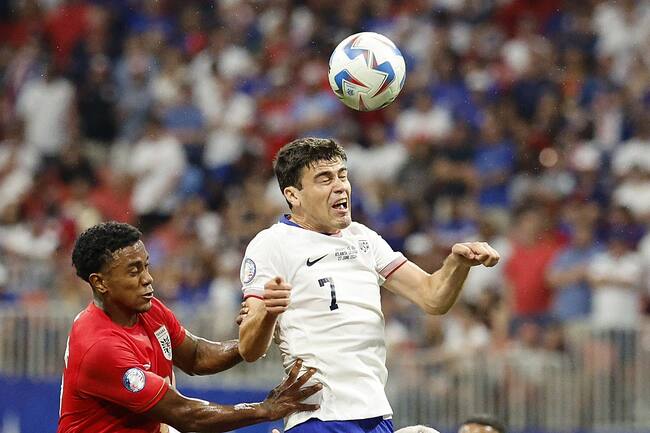 Atlanta (United States), 27/06/2024.- Yoel Barcenas of Panama (L) and Giovanni Reyna of the United States (R) challenge for the ball during the first half of the CONMEBOL Copa America 2024 group C match between Panama and USA, in Atlanta, Georgia, USA, 27 June 2024. (Estados Unidos) EFE/EPA/ERIK S. LESSER
