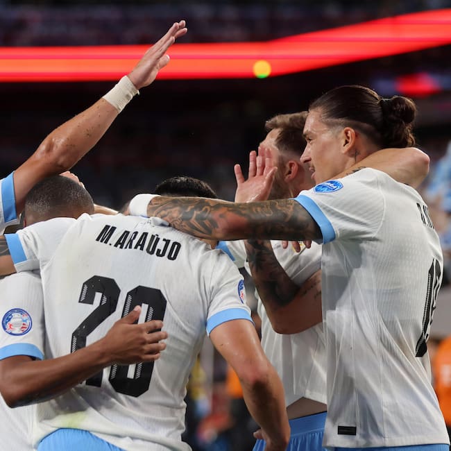 East Rutherford (United States), 28/06/2024.- Uruguay forward Darwin Nunez (R) celebrates his goal with teammates during the first half of a CONMEBOL Copa America 2024 group C match against Bolivia, in East Rutherford, New Jersey, USA, 27 June 2024. EFE/EPA/JUSTIN LANE