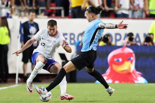 Kansas City (United States), 01/07/2024.- Joe Scally of the United States (L) and Uruguay&#039;s Darwin Nunez in action during a CONMEBOL Copa America group C soccer match in Kansas City, Missouri, USA, 01 July 2024. (Estados Unidos) EFE/EPA/WILLIAM PURNELL