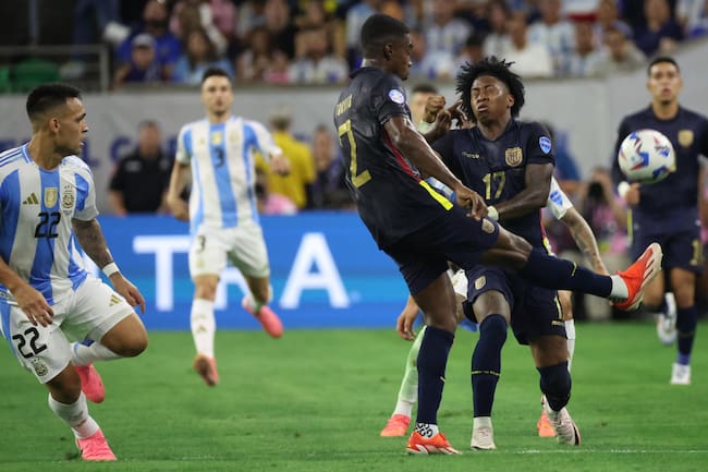 Houston (United States), 05/07/2024.- Ecuador defender Félix Torres (C) clears the ball against Argentina during the CONMEBOL Copa America 2024 quarterfinals soccer match between Argentina and Ecuador, in Houston, Texas, USA, 04 July 2024. EFE/EPA/LESLIE PLAZA JOHNSON