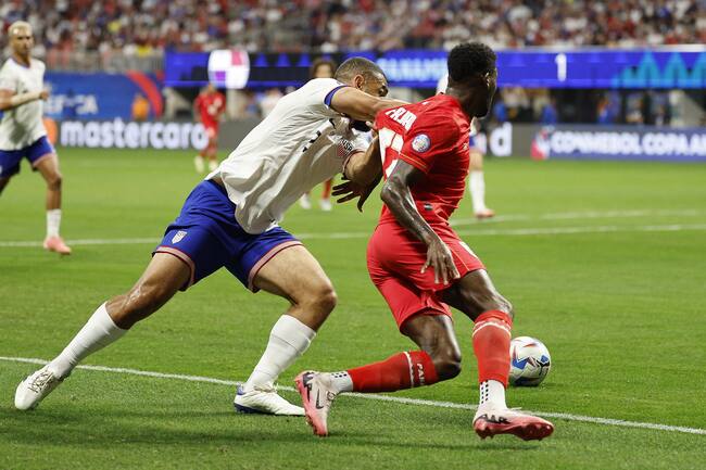 Atlanta (United States), 27/06/2024.- Cameron Carter-Vickers of the United States (L) and Jose Fajardo of Panama (R) battle for the ball during the first half of the CONMEBOL Copa America 2024 group C match between Panama and USA, in Atlanta, Georgia, USA, 27 June 2024. (Estados Unidos) EFE/EPA/ERIK S. LESSER
