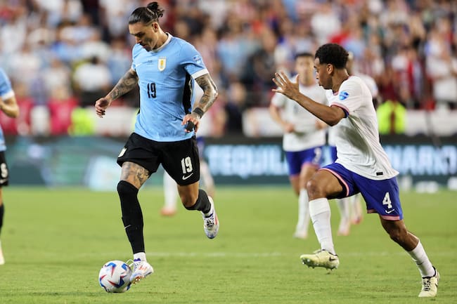 Kansas City (United States), 01/07/2024.- Uruguay&#039;s Darwin Nunez (L) and Tyler Adams of the United States in action during a CONMEBOL Copa America group C soccer match in Kansas City, Missouri, USA, 01 July 2024. (Estados Unidos) EFE/EPA/WILLIAM PURNELL