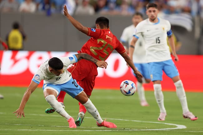 East Rutherford (United States), 28/06/2024.- Uruguay forward Maximiliano Araujo (L) and Bolivia defender Yomar Rocha battle for the ball during the first half of a CONMEBOL Copa America 2024 group C match in East Rutherford, New Jersey, USA, 27 June 2024. EFE/EPA/JUSTIN LANE