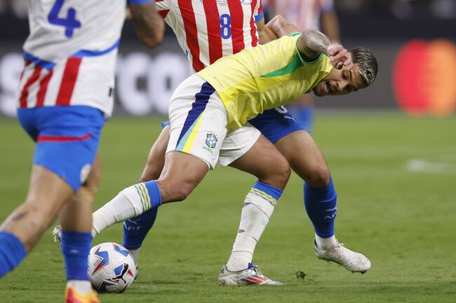 Las Vegas (United States), 29/06/2024.- Brazil midfielder Bruno Guimaraes (C) in a action during the first half of the CONMEBOL Copa America 2024 group D soccer match between Paraguay and Brazil, in Las Vegas, Nevada, USA, 28 June 2024. (Brasil) EFE/EPA/CAROLINE BREHMAN