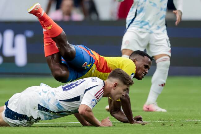 Glendale (United States), 28/06/2024.- Jhon Arias (R) of Colombia falls over Brandon Aguilera (L) of Costa Rica during the first half of the CONMEBOL Copa America 2024 group D soccer match between Colombia and Costa Rica, in Glendale, Arizona, USA, 28 June 2024. EFE/EPA/JOHN G. MABANGLO