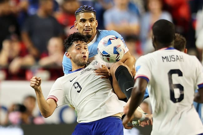 Kansas City (United States), 01/07/2024.- Uruguay&#039;s Ronald Araujo (back) and Ricardo Pepi of the United States in action during a CONMEBOL Copa America group C soccer match in Kansas City, Missouri, USA, 01 July 2024. (Estados Unidos) EFE/EPA/WILLIAM PURNELL