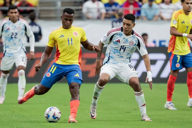 Glendale (United States), 28/06/2024.- Jhon Arias (L) of Colombia in action against Orlando Galo of Costa Rica (R) during the first half of the CONMEBOL Copa America 2024 group D soccer match between Colombia and Costa Rica, in Glendale, Arizona, USA, 28 June 2024. EFE/EPA/JOHN G. MABANGLO