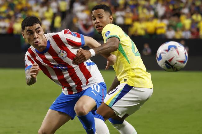 Las Vegas (United States), 29/06/2024.- Paraguay midfielder Miguel Almiron (L) in action against Brazil forward Savio (R) during the first half of the CONMEBOL Copa America 2024 group D soccer match between Paraguay and Brazil, in Las Vegas, Nevada, USA, 28 June 2024. (Brasil) EFE/EPA/CAROLINE BREHMAN