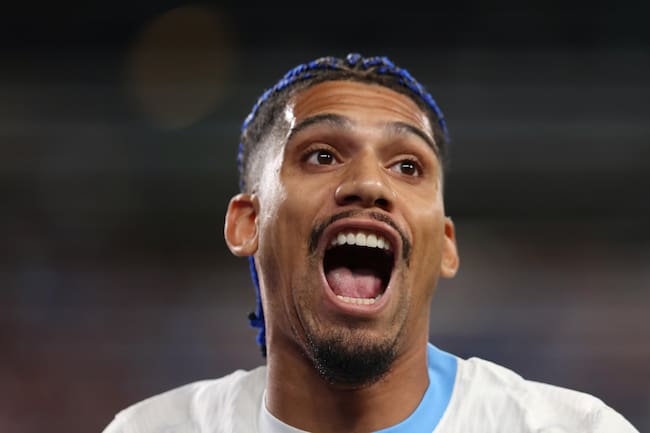 East Rutherford (United States), 28/06/2024.- Uruguay defender Ronald Araujo celebrates a goal during the first half of a CONMEBOL Copa America 2024 group C match against Bolivia, in East Rutherford, New Jersey, USA, 27 June 2024. EFE/EPA/JUSTIN LANE
