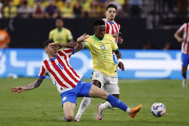 Las Vegas (United States), 29/06/2024.- Paraguay midfielder Miguel Almiron (L) kicks the ball from Brazil forward Vinicius Junior (R) during the second half of the CONMEBOL Copa America 2024 group D soccer match between Paraguay and Brazil, in Las Vegas, Nevada, USA, 28 June 2024. (Brasil) EFE/EPA/CAROLINE BREHMAN