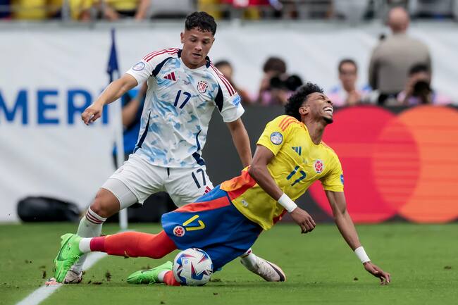 Glendale (United States), 28/06/2024.- Warren Madrigal (L) of Costa Rica in action against Johan Mojica (R) of Colombia during the first half of the CONMEBOL Copa America 2024 group D soccer match between Colombia and Costa Rica, in Glendale, Arizona, USA, 28 June 2024. EFE/EPA/JOHN G. MABANGLO