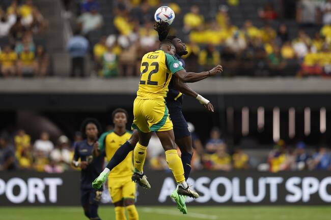 Paradise (United States), 26/06/2024.- Jamaica defender Greg Leigh (L) and Ecuador forward Jordy Caicedo (R) challenge for the ball during the second half of the CONMEBOL Copa America 2024 group B match between Ecuador and Jamaica, in Paradise, Nevada, USA, 26 June 2024. EFE/EPA/CAROLINE BREHMAN