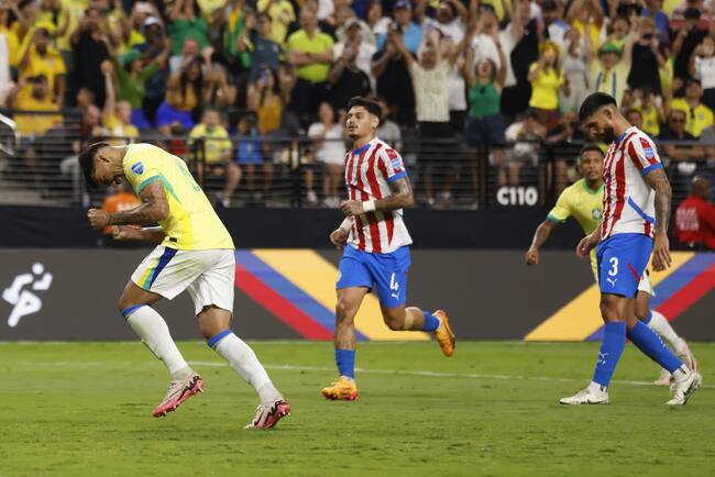 Las Vegas (United States), 29/06/2024.- Brazil midfielder Lucas Paqueta (L) reacts after scoring a goal on a penalty kick during the second half of the CONMEBOL Copa America 2024 group D soccer match between Paraguay and Brazil, in Las Vegas, Nevada, USA, 28 June 2024. (Brasil) EFE/EPA/CAROLINE BREHMAN