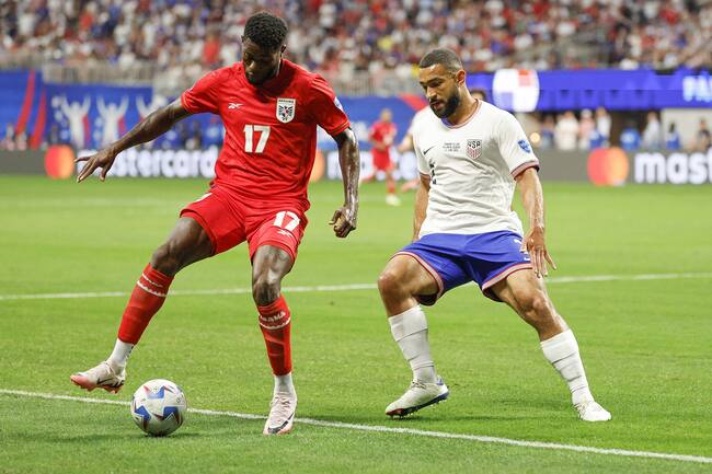 Atlanta (United States), 27/06/2024.- Jose Fajardo of Panama (L) and Cameron Carter-Vickers of the United States (R) battle for the ball during the first half of the CONMEBOL Copa America 2024 group C match between Panama and USA, in Atlanta, Georgia, USA, 27 June 2024. (Estados Unidos) EFE/EPA/ERIK S. LESSER